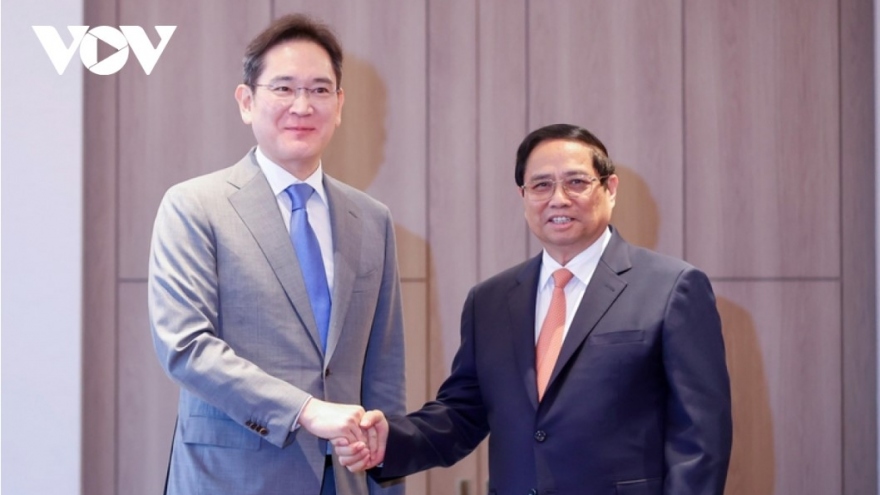 PM Chinh desires breakthrough cooperation with Samsung